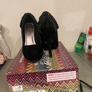 Black heel with bow detail